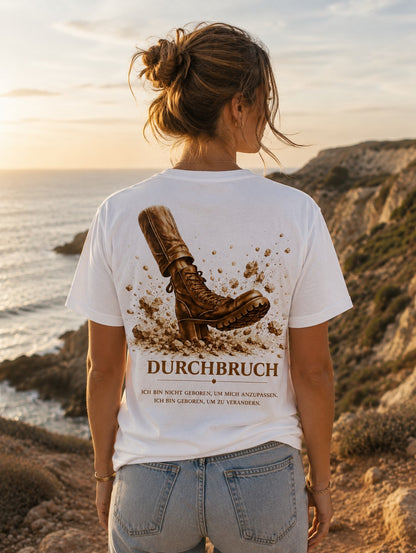 Frau trägt das Durchbruch-Shirt, Rückansicht an der Küste bei Sonnenuntergang