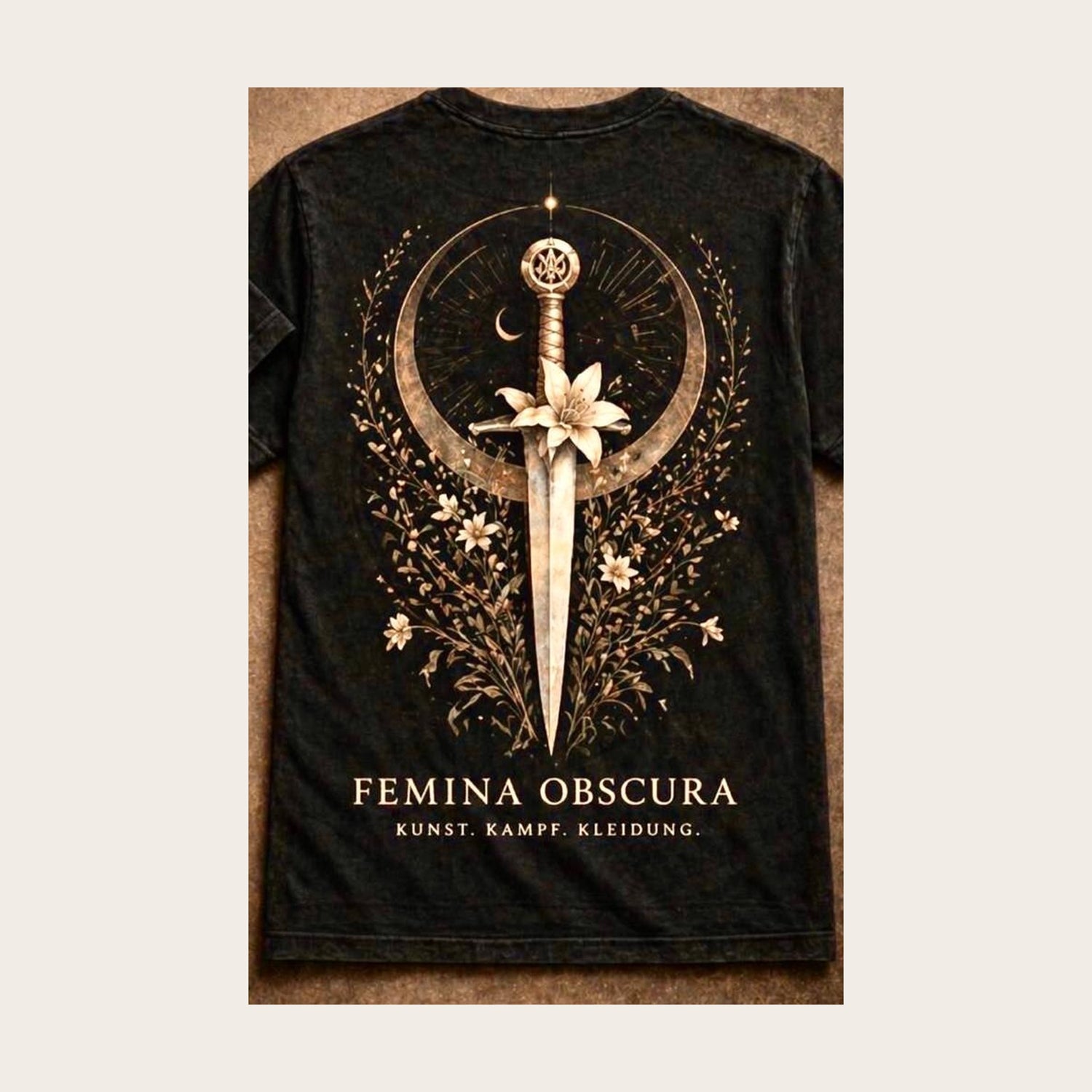 Beweisstück 002 – Silent Power, schwarzes T-Shirt Rückseite mit Dolch-und-Mond-Motiv