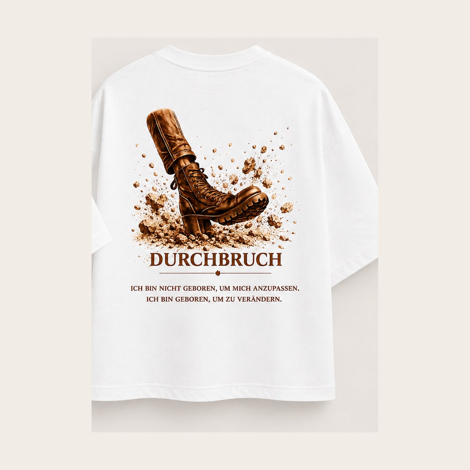 Beweisstück 003 – Durchbruch, weißes T-Shirt Rückseite mit Stiefel-Motiv