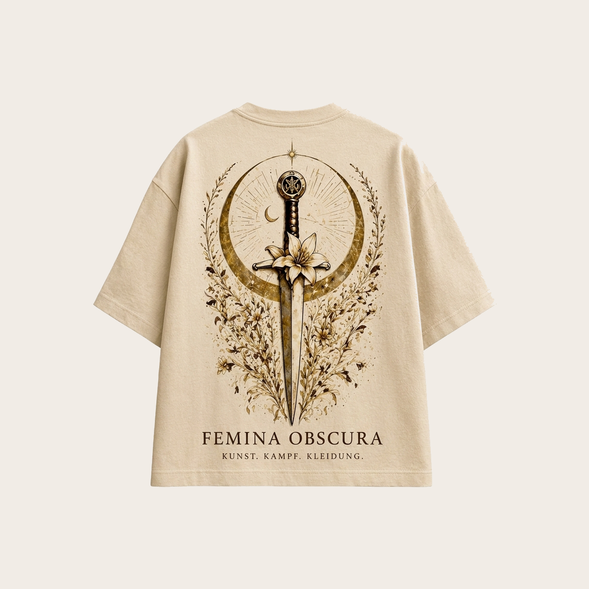 Silent-Power-Shirt in Creme, Rückansicht – Motiv Dolch mit Lilie, Mondsichel und Lorbeerkranz, Schriftzug FEMINA OBSCURA · KUNST. KAMPF. KLEIDUNG.