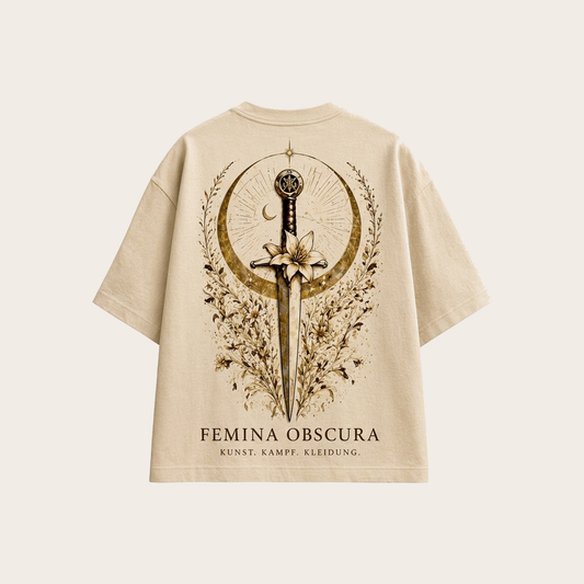 Silent-Power-Shirt in Creme, Rückansicht – Motiv Dolch mit Lilie, Mondsichel und Lorbeerkranz, Schriftzug FEMINA OBSCURA · KUNST. KAMPF. KLEIDUNG.
