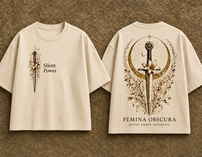 Silent-Power-Shirt in Creme, Vorder- und Rückseite: vorne links kleines Dolch-Lilien-Motiv mit Schriftzug Silent Power, hinten großes Motiv mit FEMINA OBSCURA